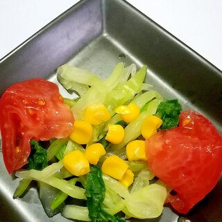 チンゲン菜とコーンとトマトの彩りサラダ
